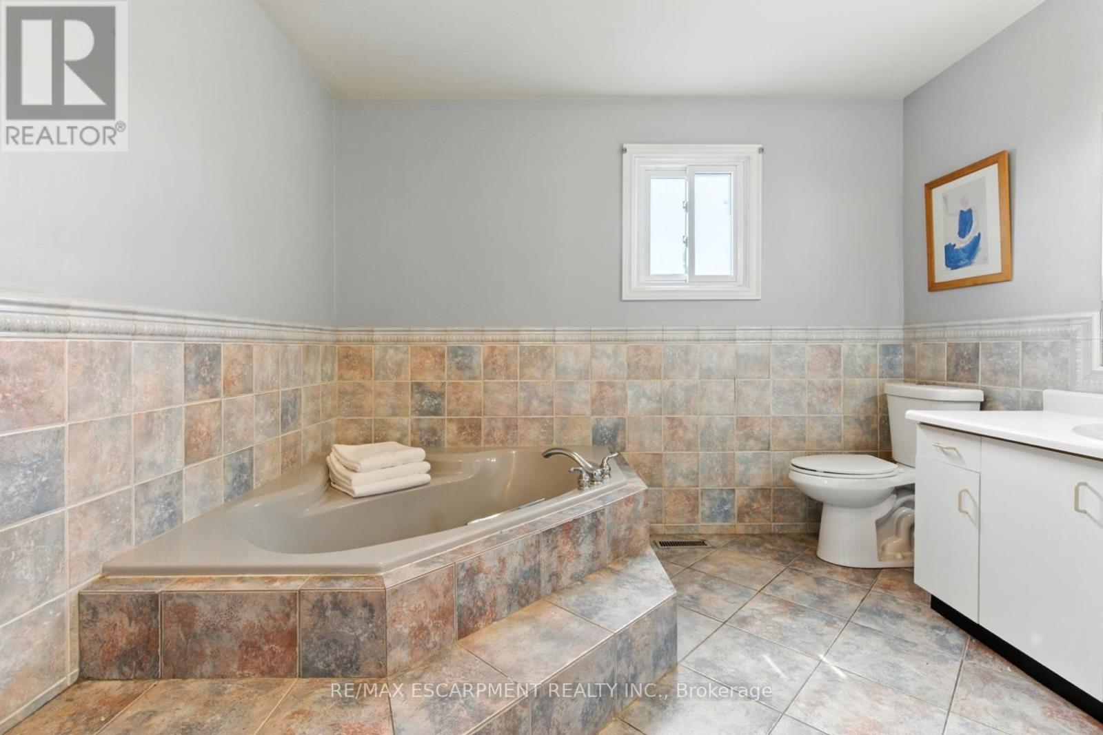 Photo 25 of 580 Deerhurst Drive, Burlington ON