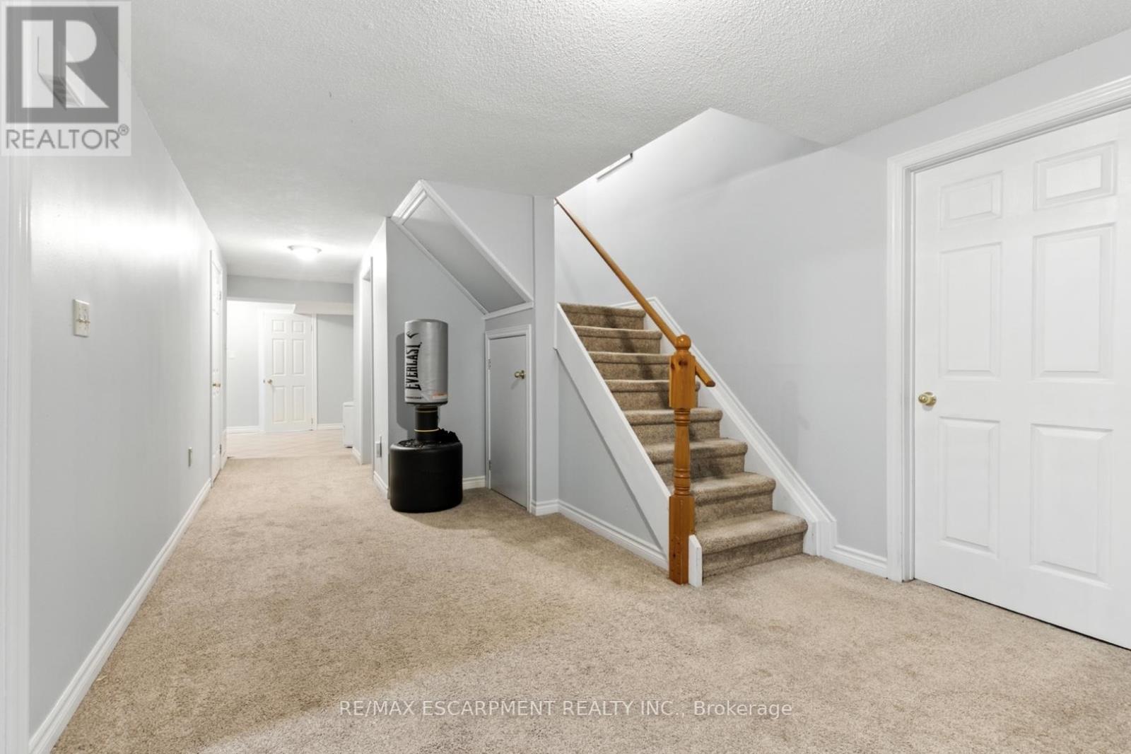Photo 28 of 580 Deerhurst Drive, Burlington ON