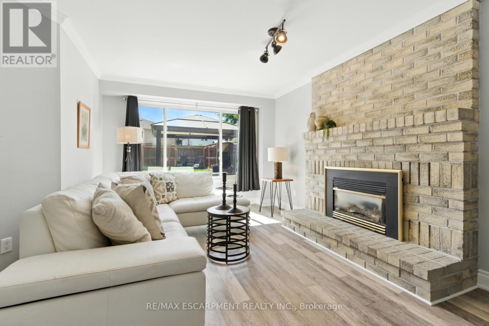 Photo 3 of 580 Deerhurst Drive, Burlington ON