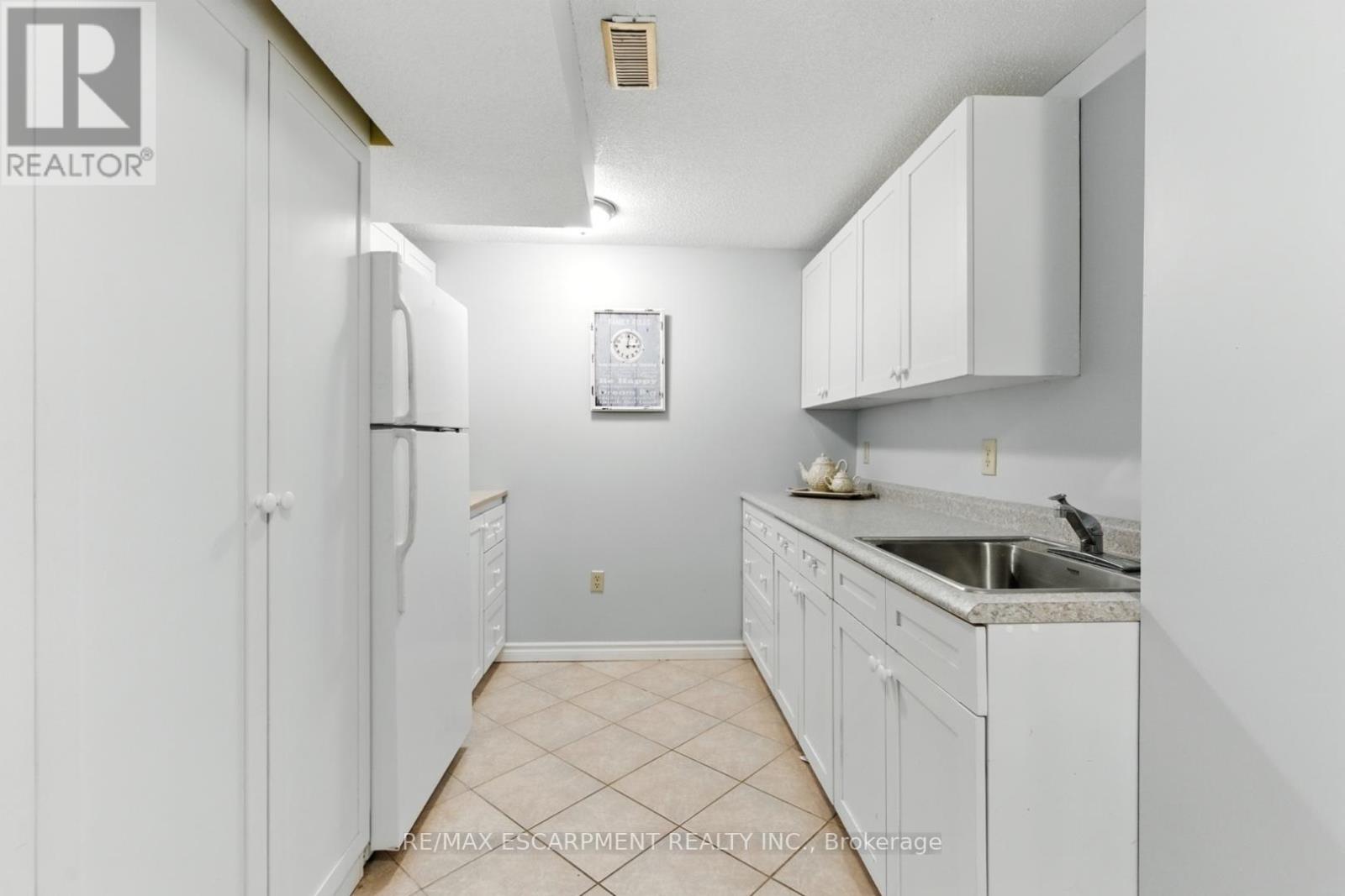Photo 33 of 580 Deerhurst Drive, Burlington ON