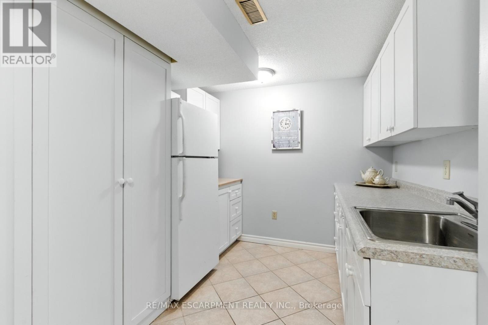 Photo 34 of 580 Deerhurst Drive, Burlington ON