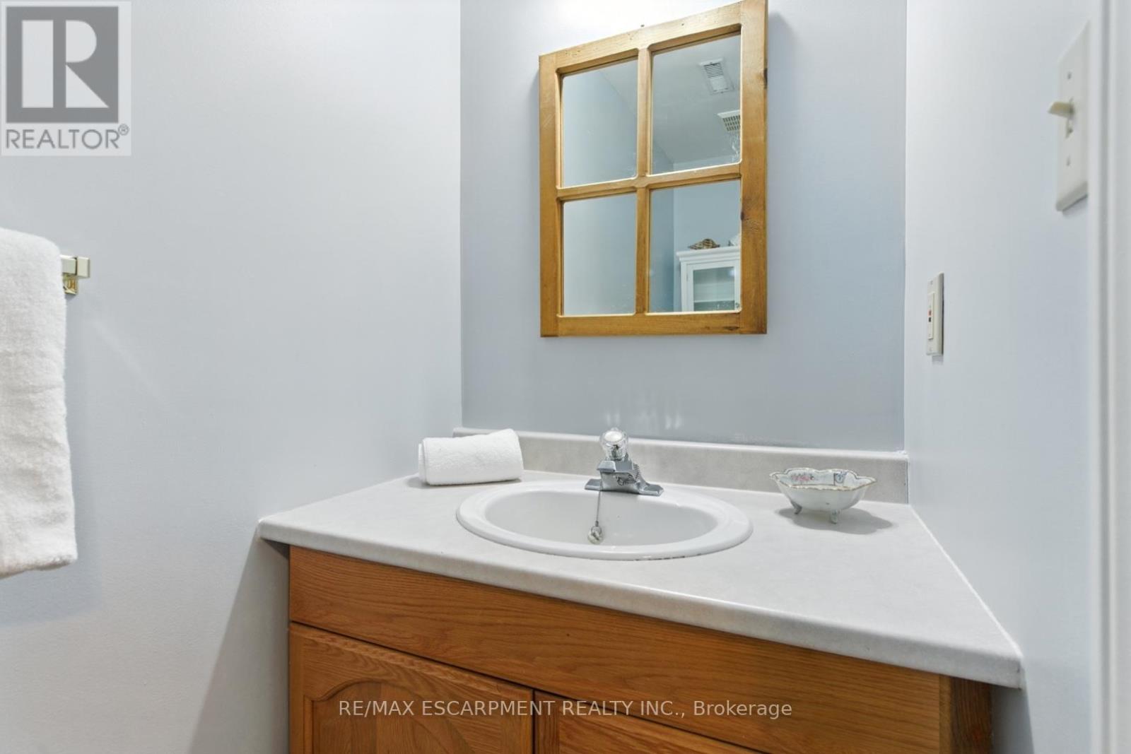 Photo 35 of 580 Deerhurst Drive, Burlington ON