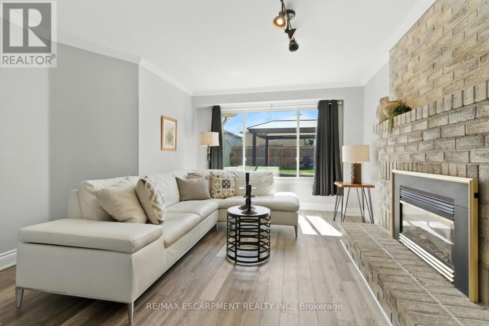 Photo 4 of 580 Deerhurst Drive, Burlington ON