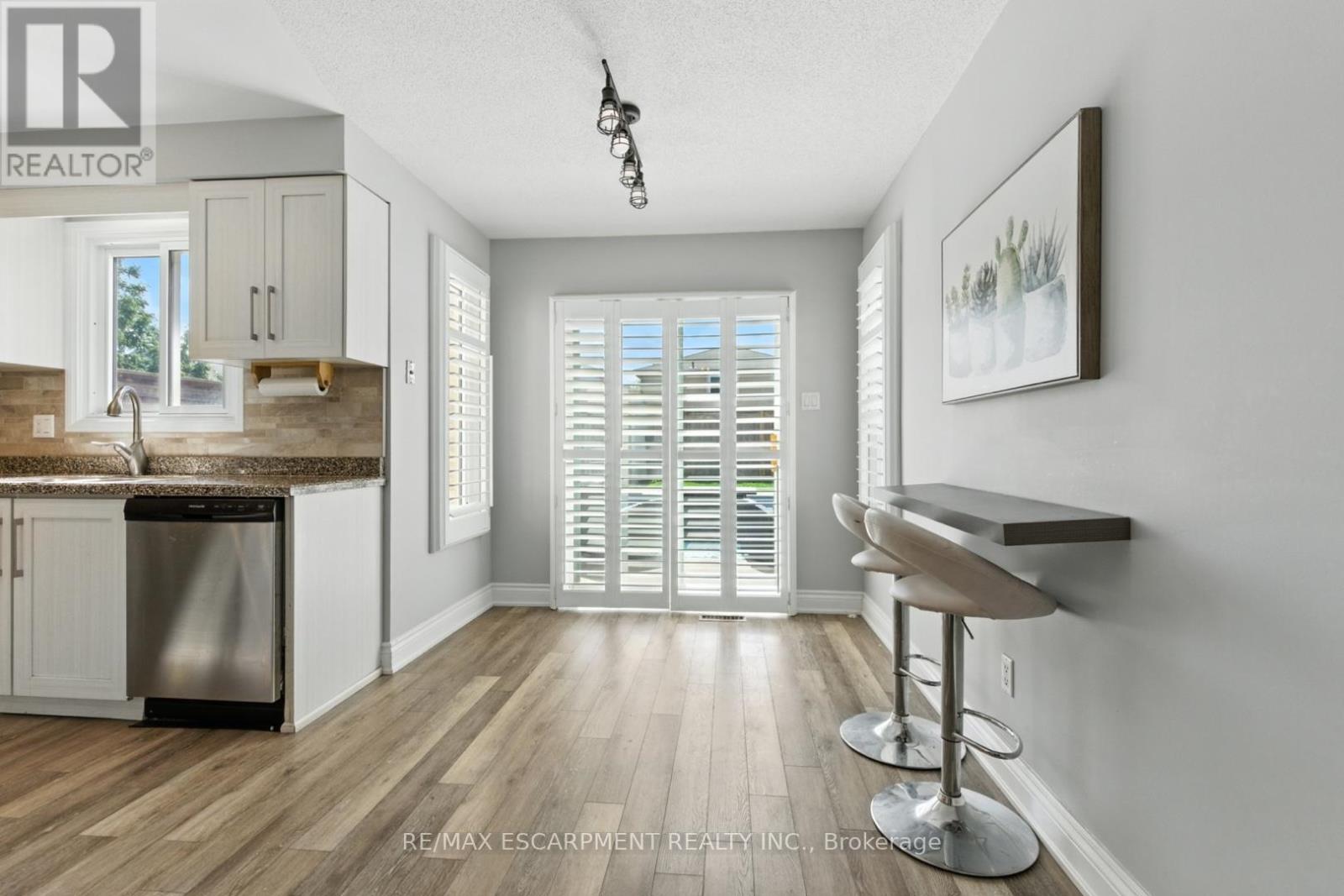 Photo 5 of 580 Deerhurst Drive, Burlington ON