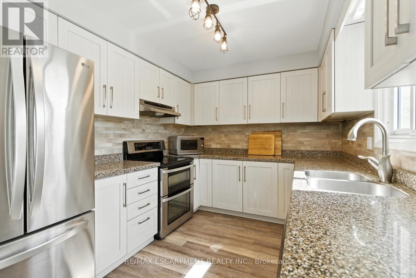 Photo 6 of 580 Deerhurst Drive, Burlington ON