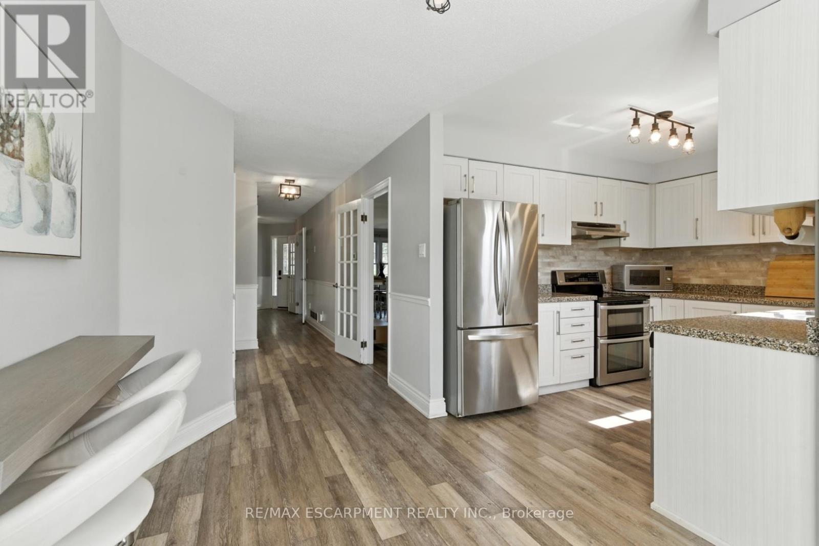 Photo 8 of 580 Deerhurst Drive, Burlington ON