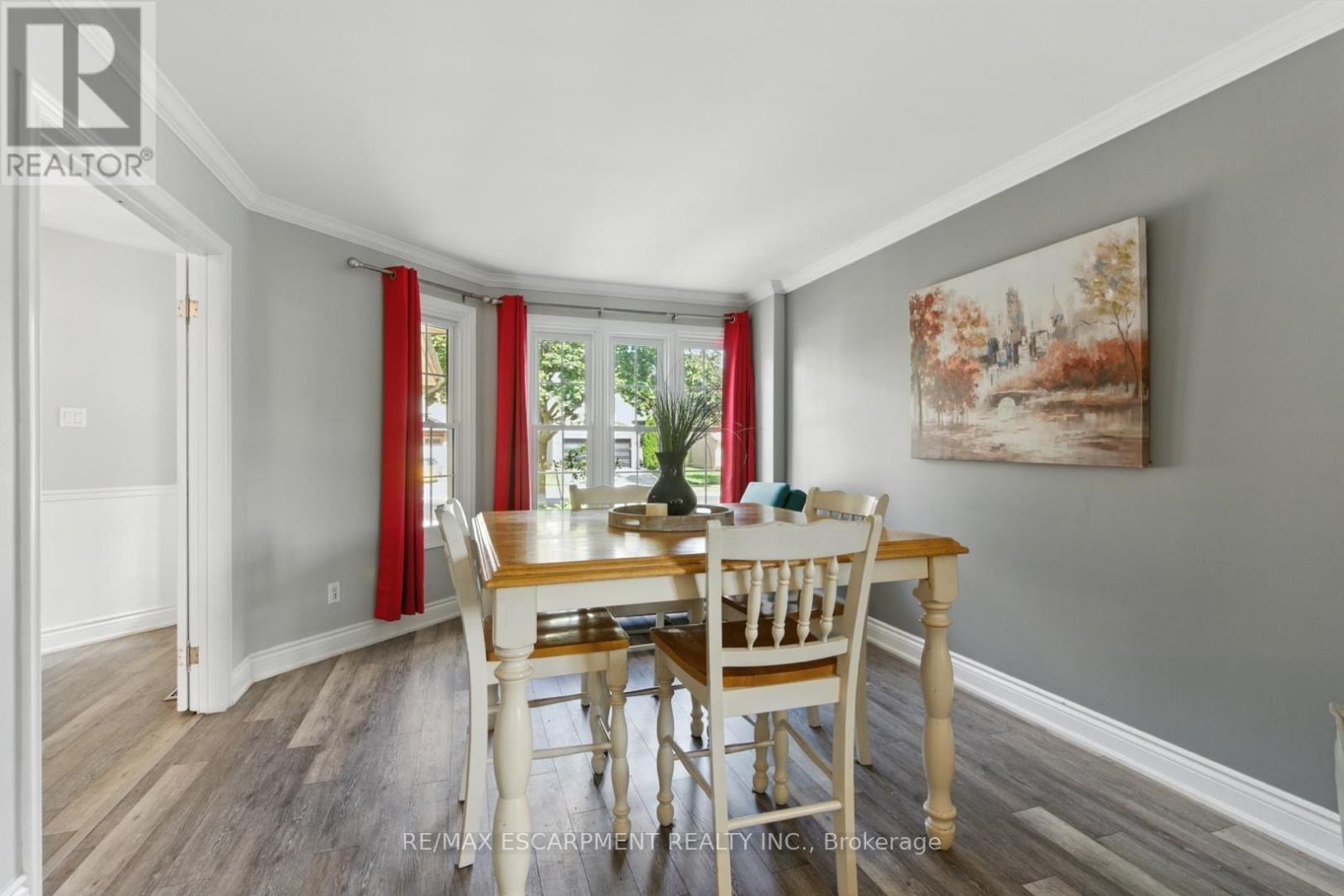 Photo 9 of 580 Deerhurst Drive, Burlington ON