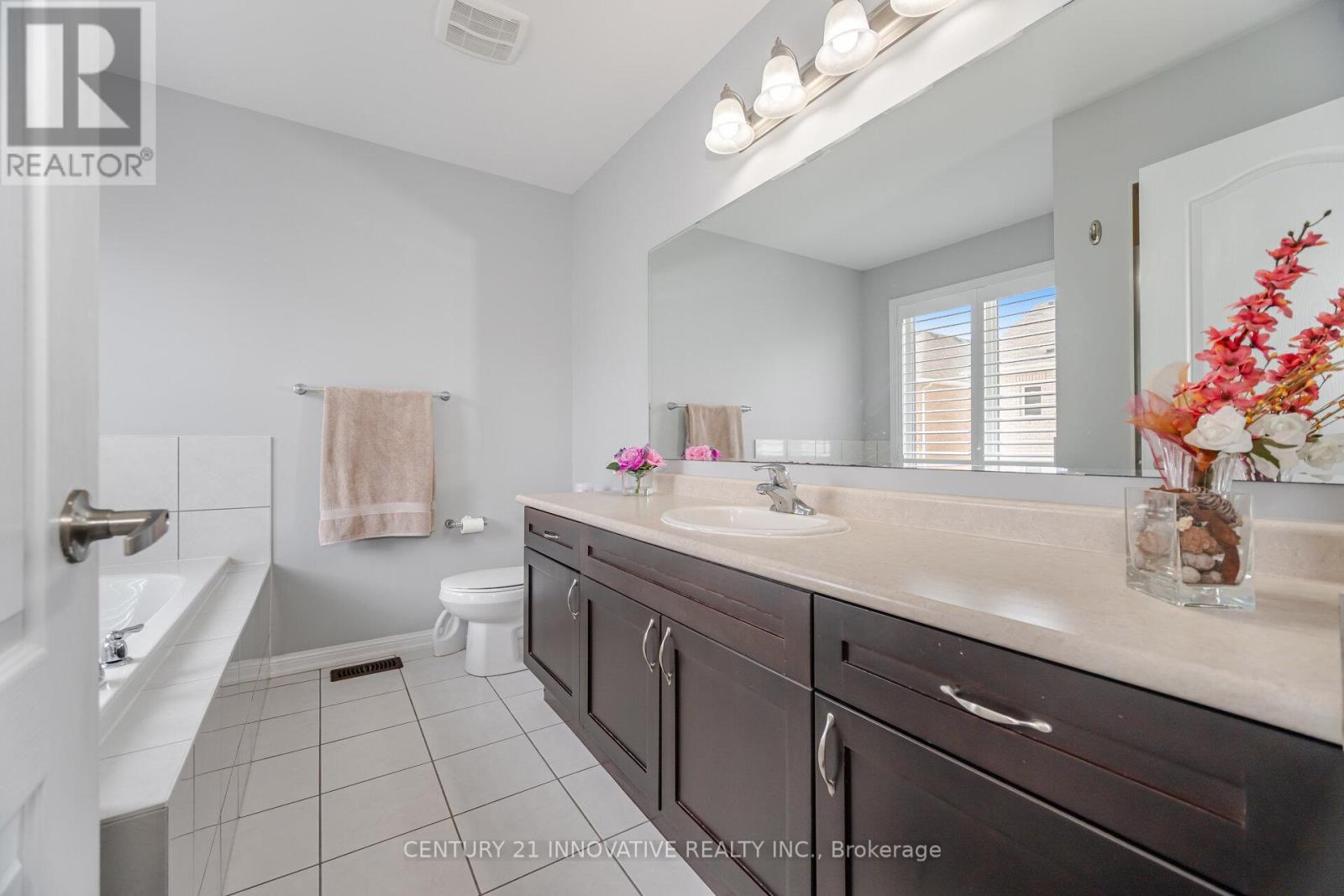 Photo 9 of 909 Asleton Boulevard, Milton ON