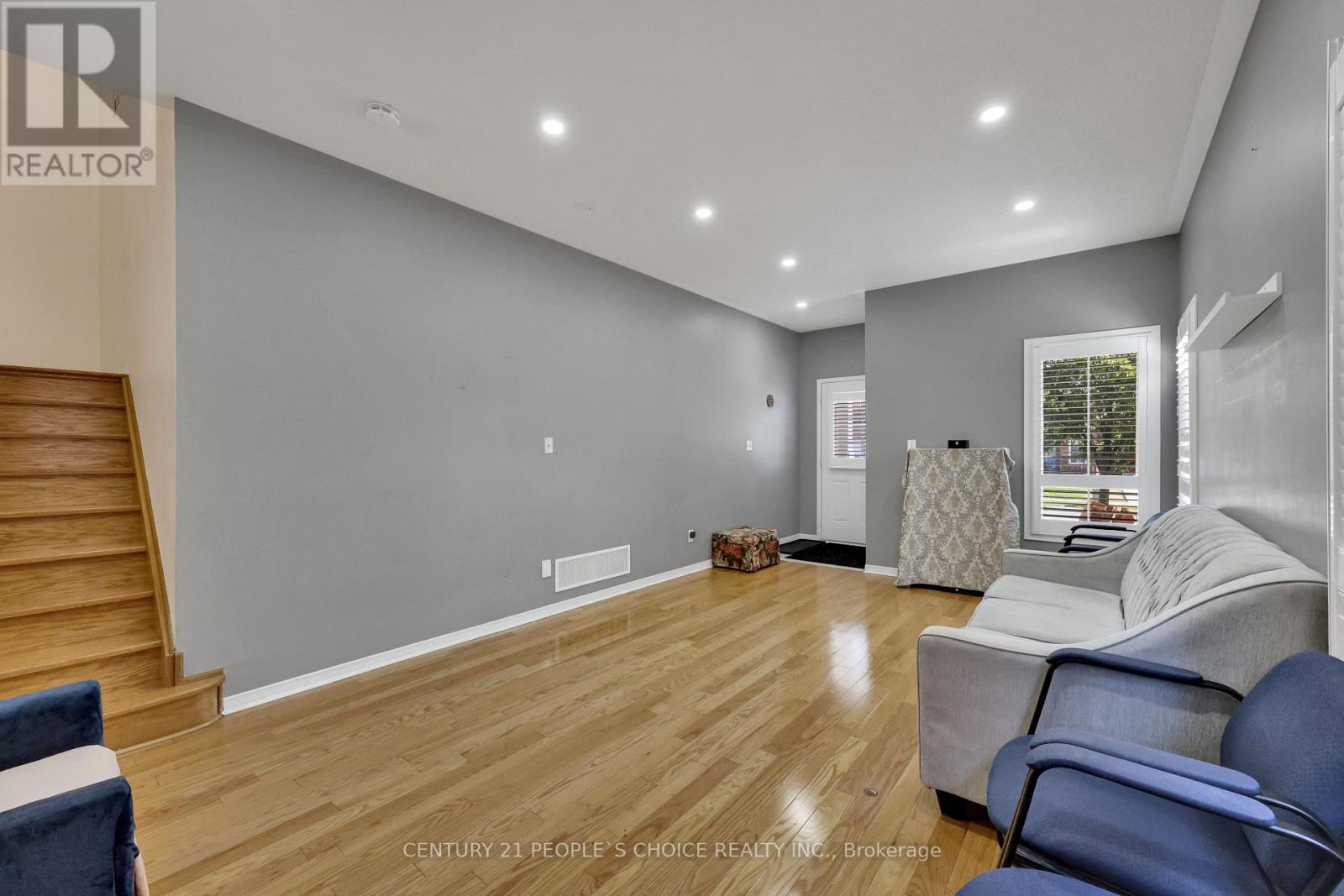 Photo 13 of 46 Commodore Drive, Brampton ON