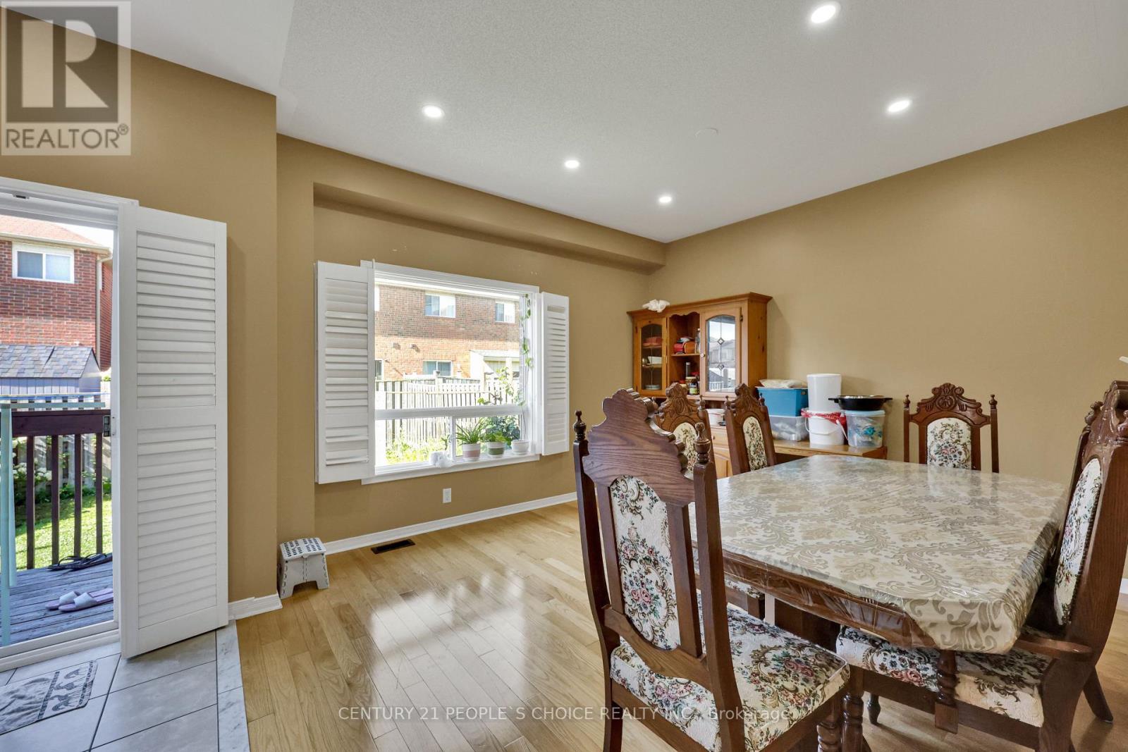 Photo 16 of 46 Commodore Drive, Brampton ON