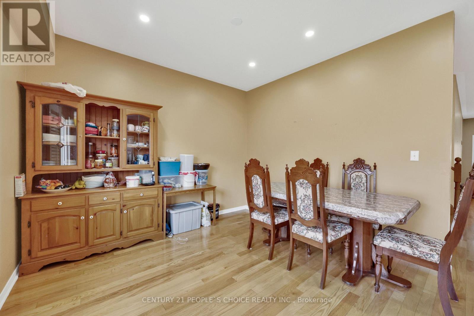 Photo 18 of 46 Commodore Drive, Brampton ON