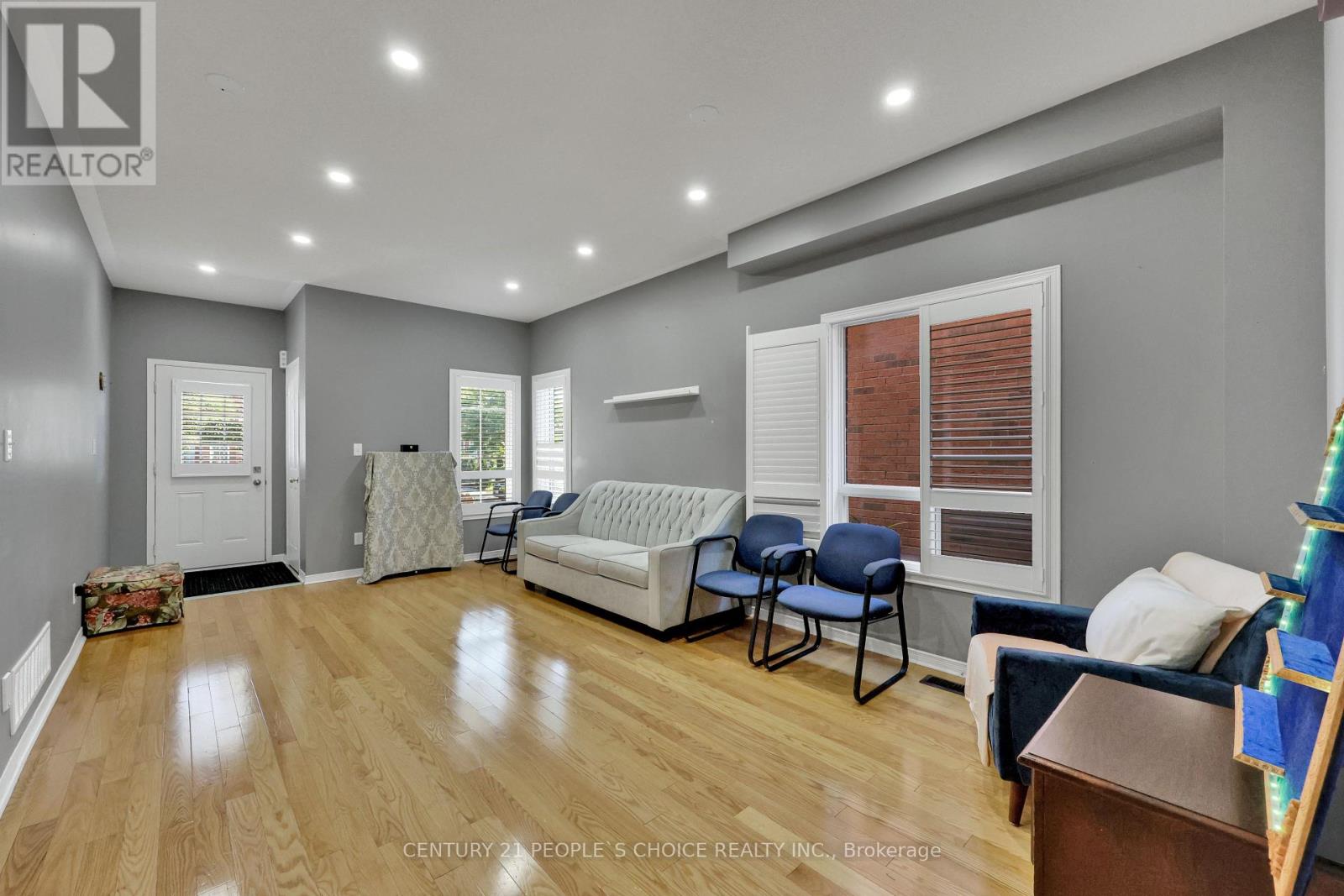 Photo 3 of 46 Commodore Drive, Brampton ON