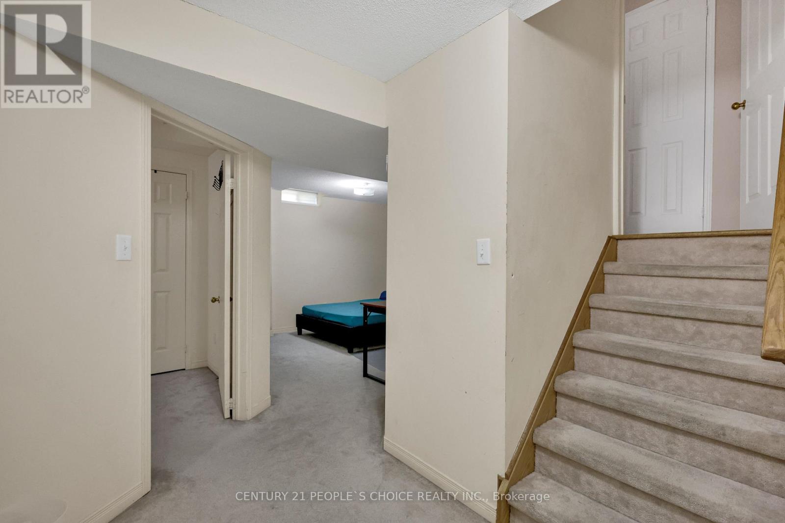 Photo 35 of 46 Commodore Drive, Brampton ON