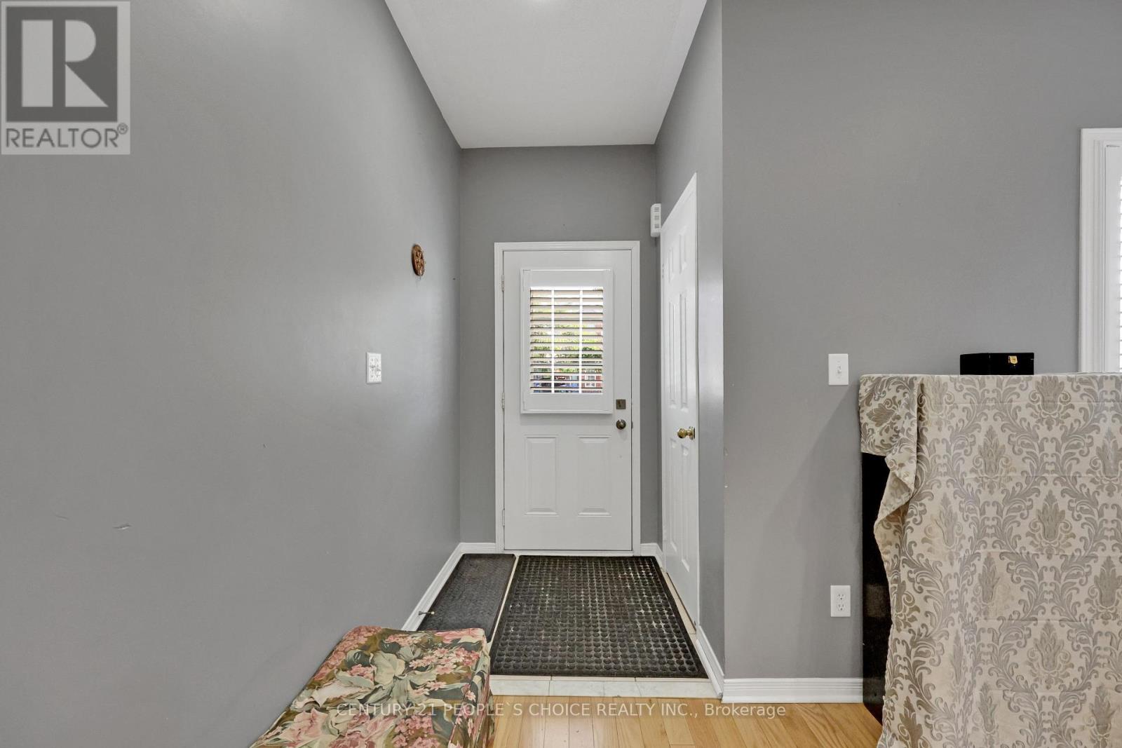 Photo 4 of 46 Commodore Drive, Brampton ON