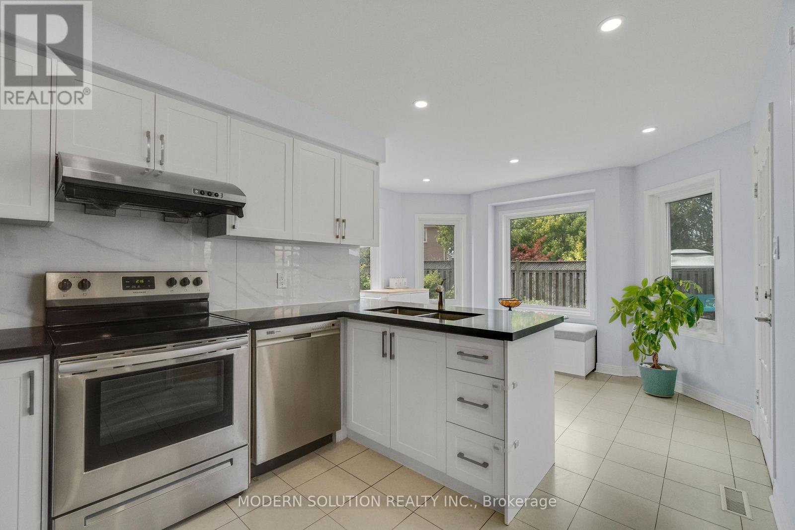 Photo 10 of 4806 Crystal Rose Drive S, Mississauga ON