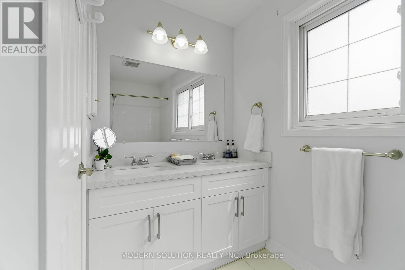 Photo 21 of 4806 Crystal Rose Drive S, Mississauga ON
