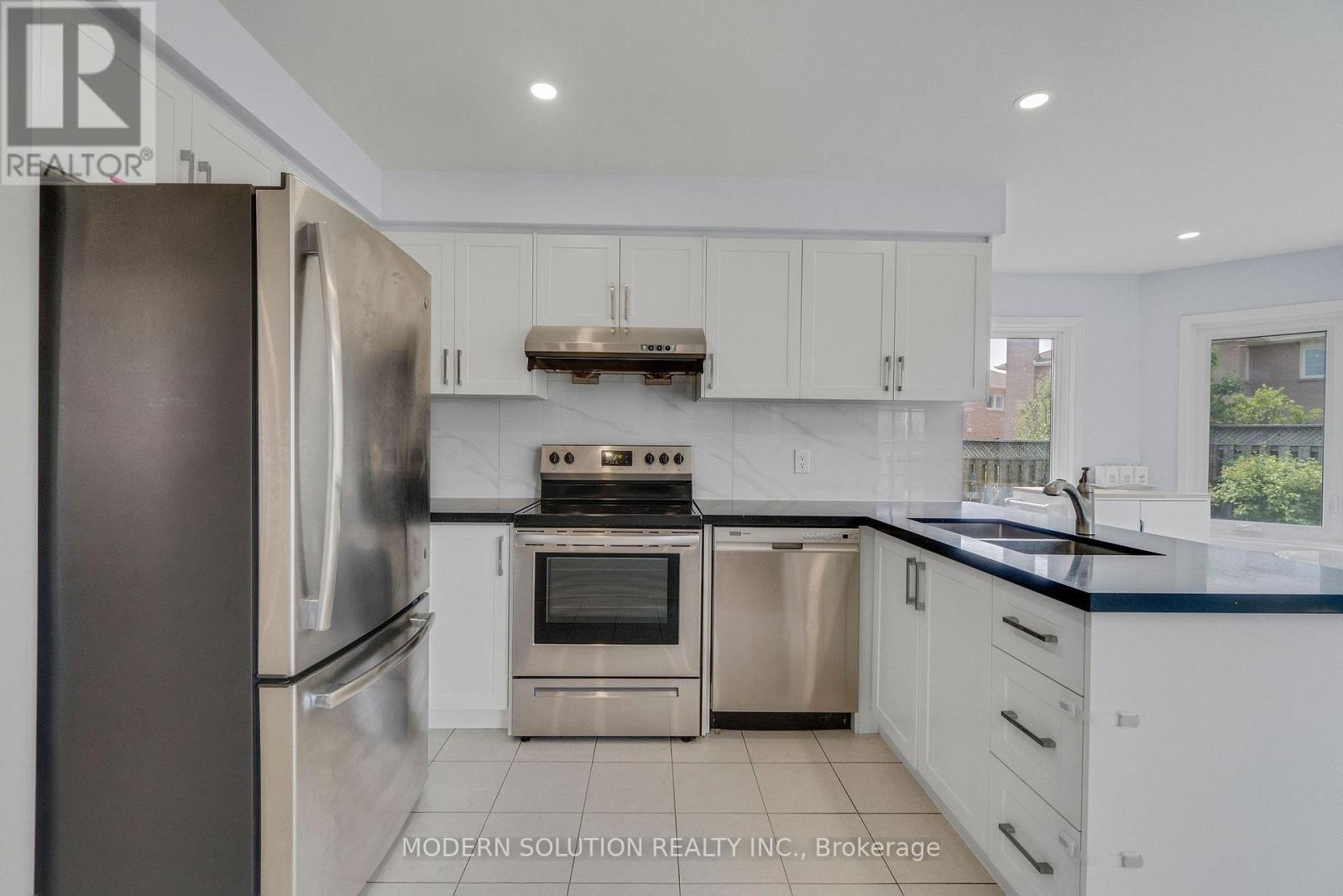 Photo 9 of 4806 Crystal Rose Drive S, Mississauga ON