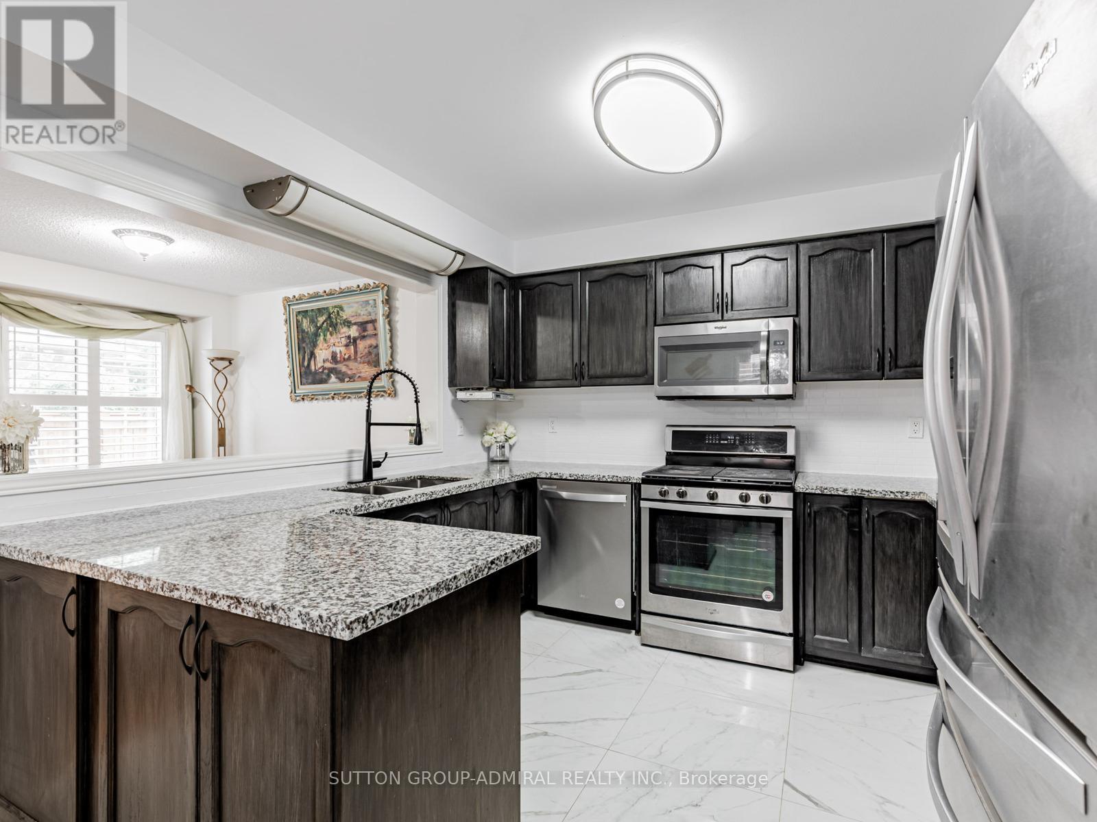 Photo 11 of 185 Foxfield Crescent, Vaughan ON