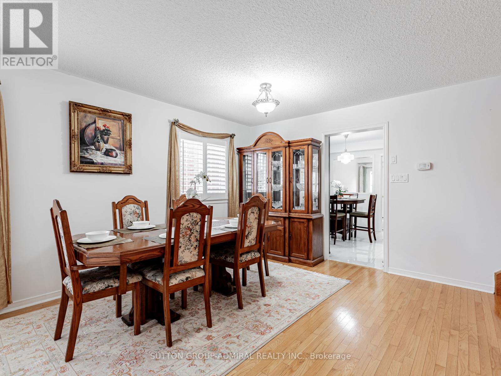 Photo 7 of 185 Foxfield Crescent, Vaughan ON