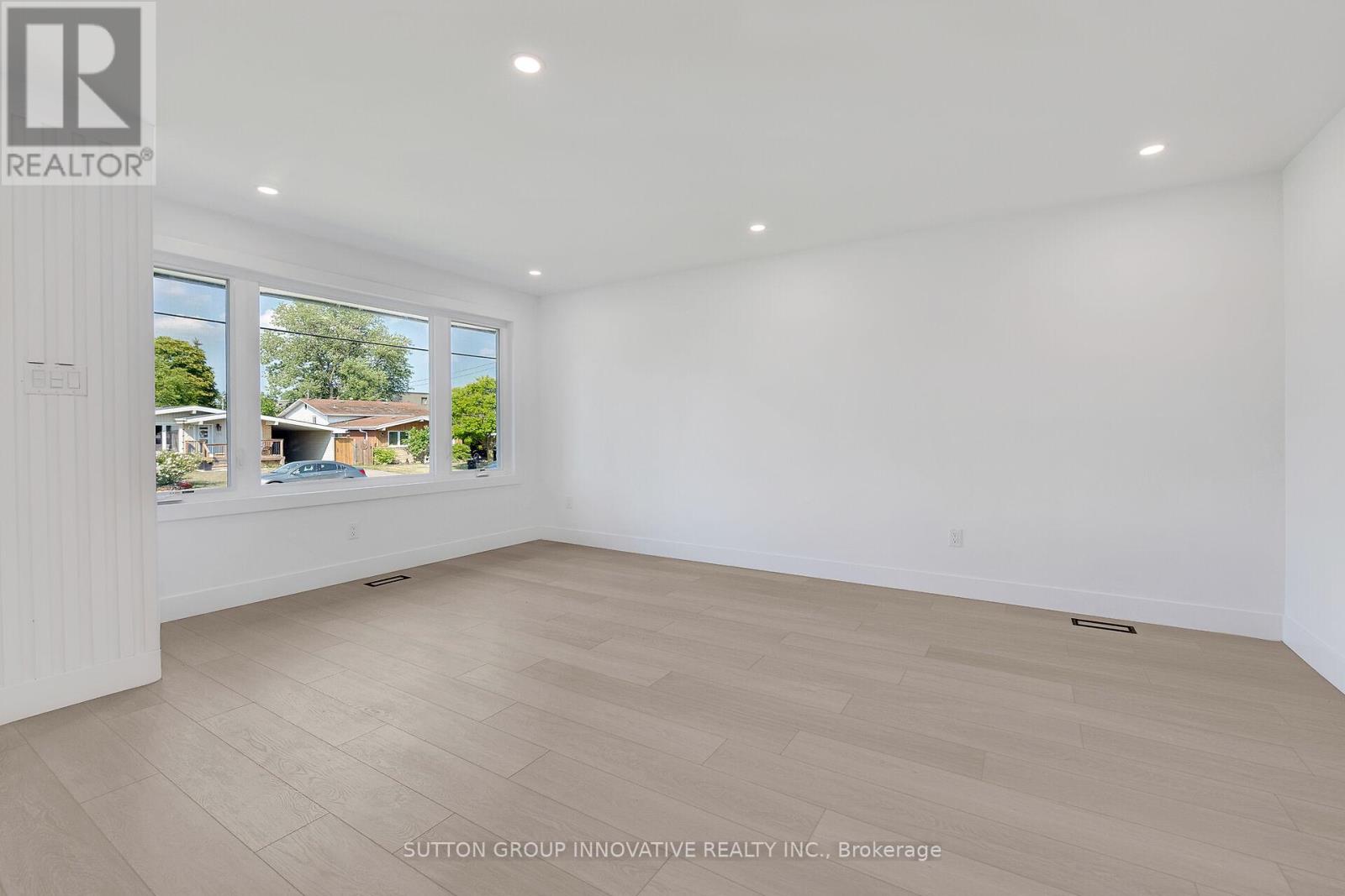 Photo 15 of 4 Lilacside Drive, Hamilton ON