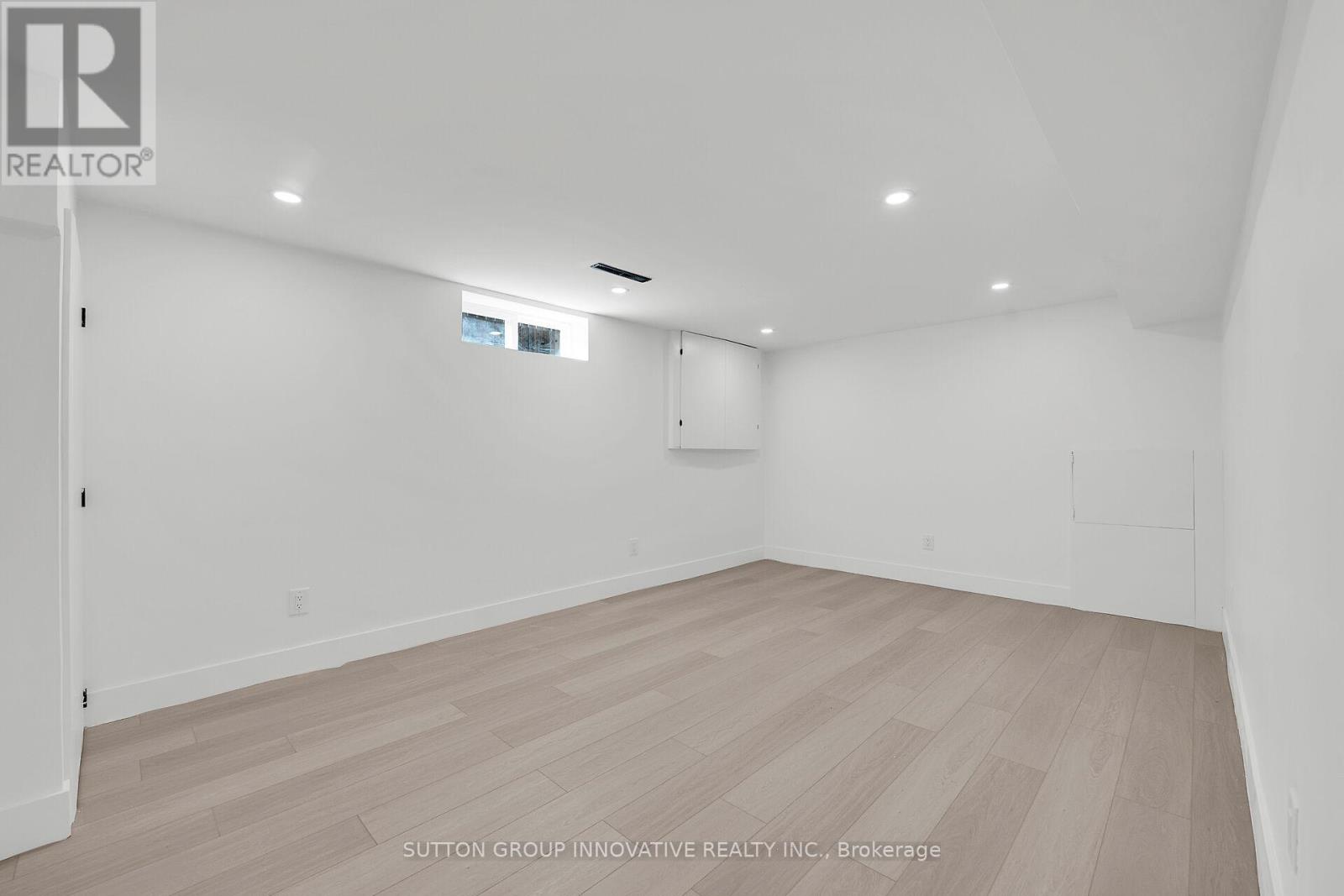 Photo 32 of 4 Lilacside Drive, Hamilton ON