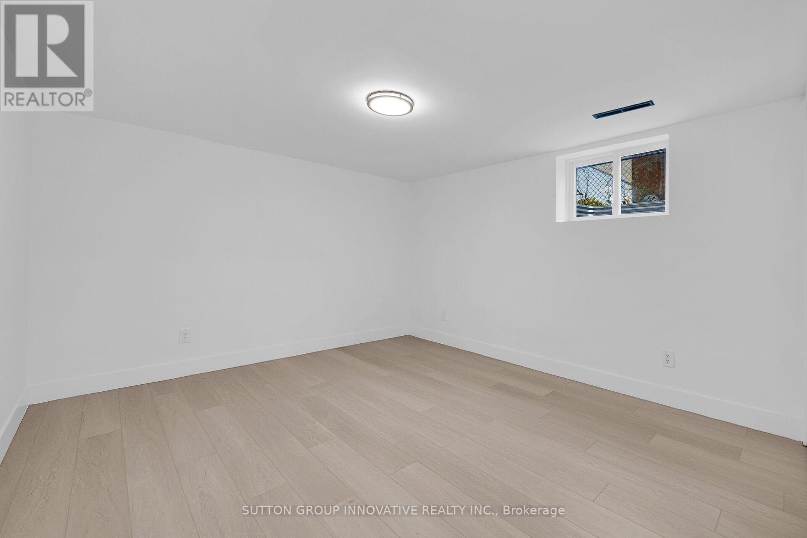 Photo 35 of 4 Lilacside Drive, Hamilton ON