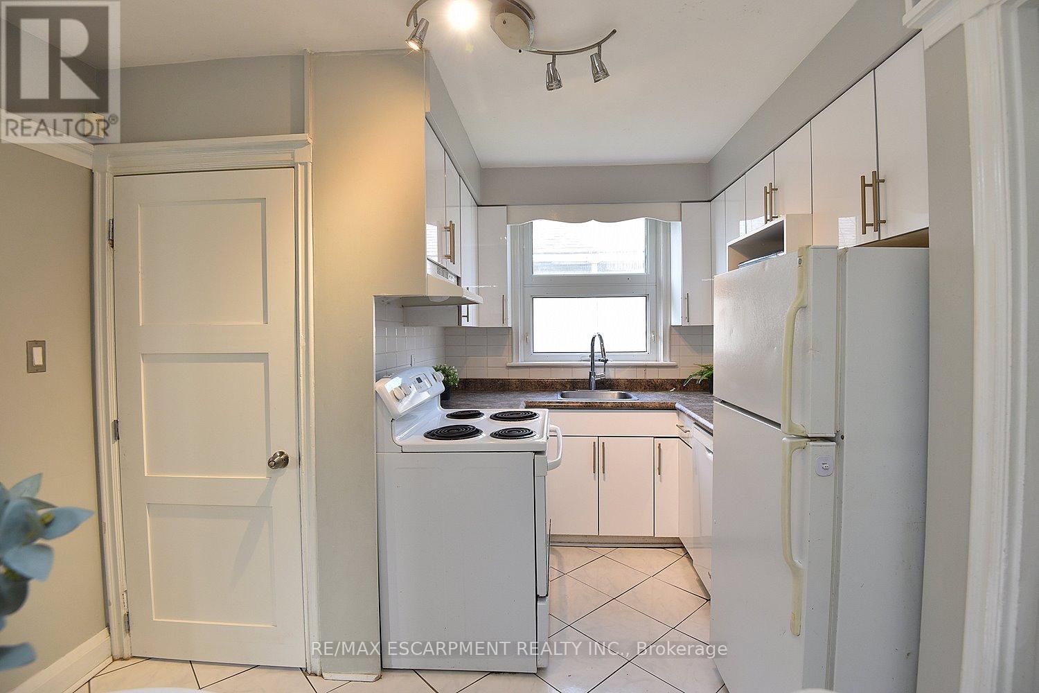 Photo 11 of 82 East 38th Street, Hamilton ON
