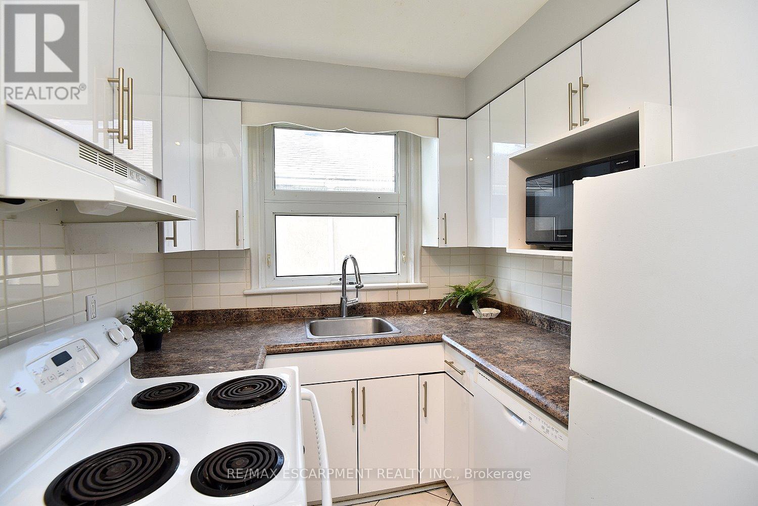 Photo 12 of 82 East 38th Street, Hamilton ON