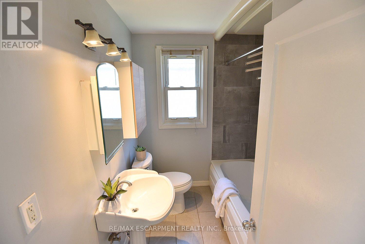 Photo 20 of 82 East 38th Street, Hamilton ON