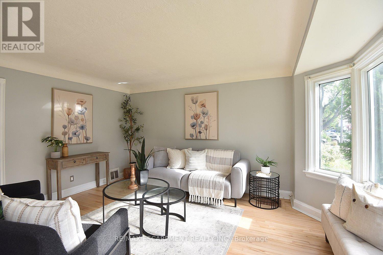 Photo 4 of 82 East 38th Street, Hamilton ON