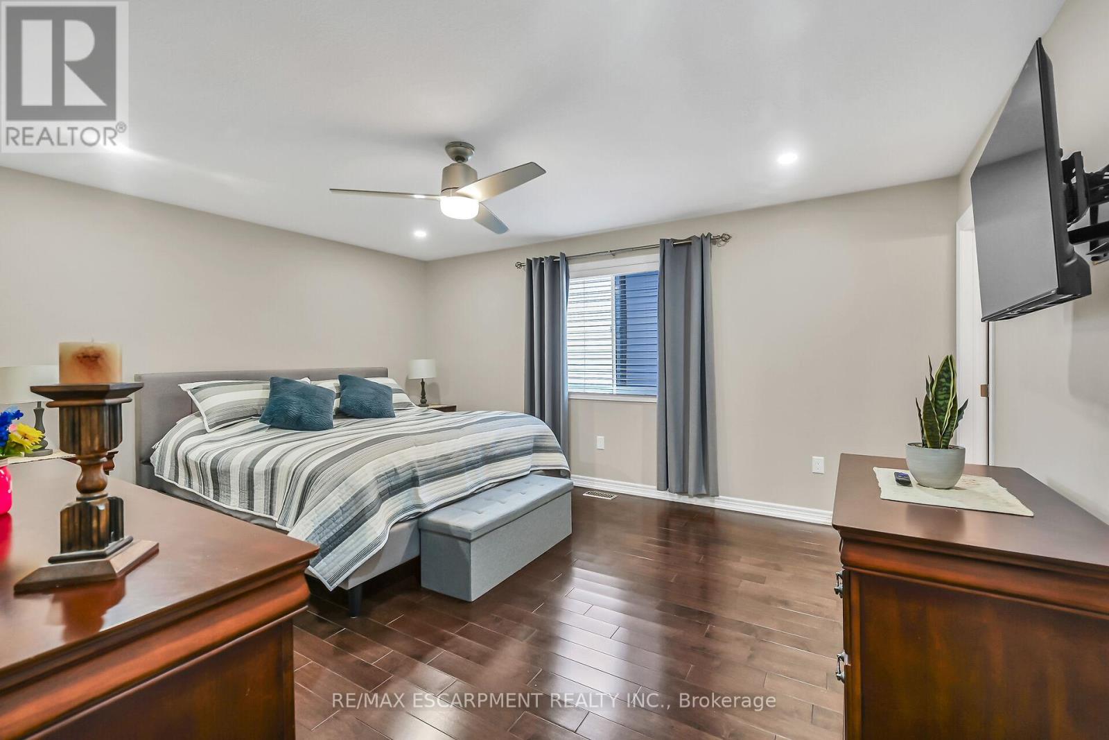 Photo 23 of 70 Escarpment Drive, Hamilton ON