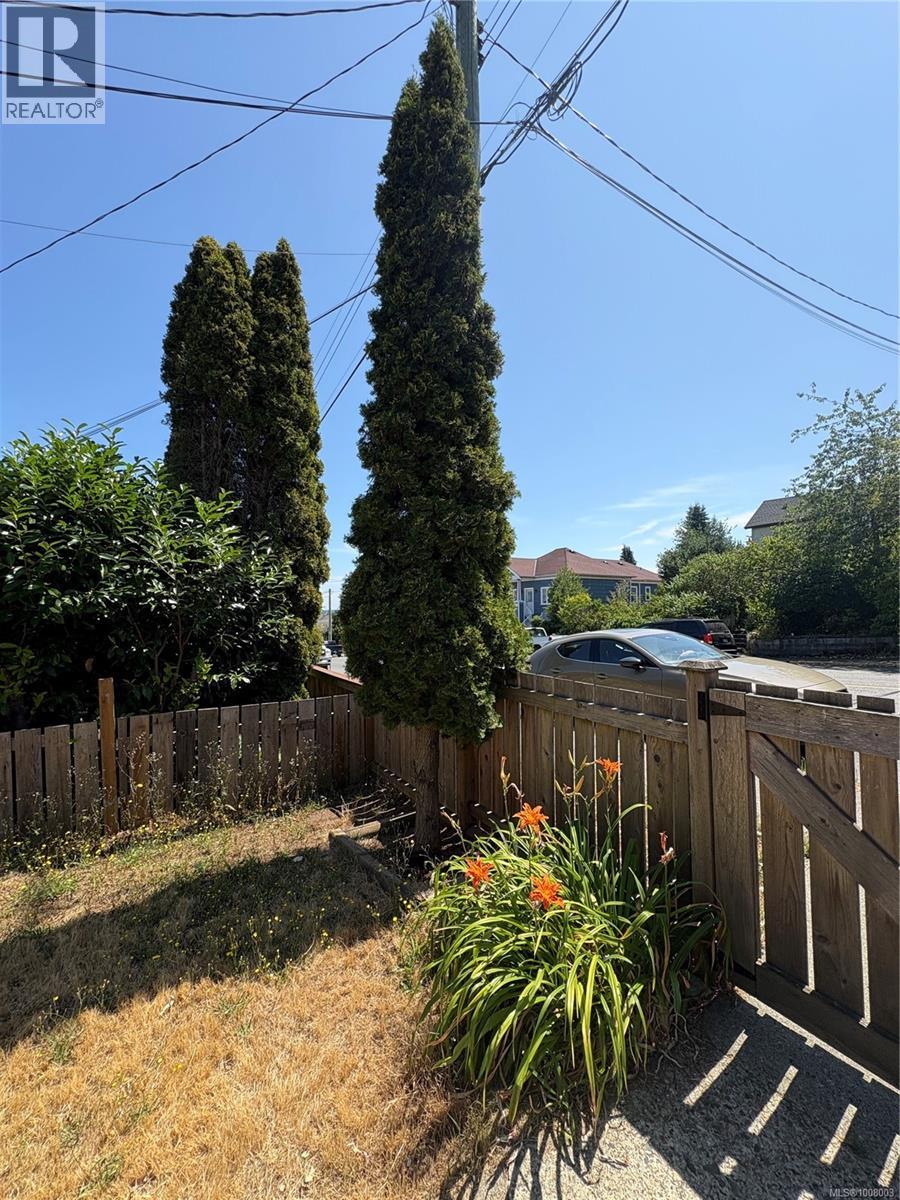 Photo 4 of 632 Milton St, Nanaimo BC