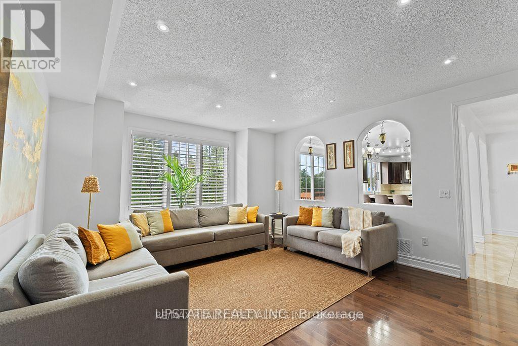 Photo 15 of 104 Treeline Boulevard, Brampton ON