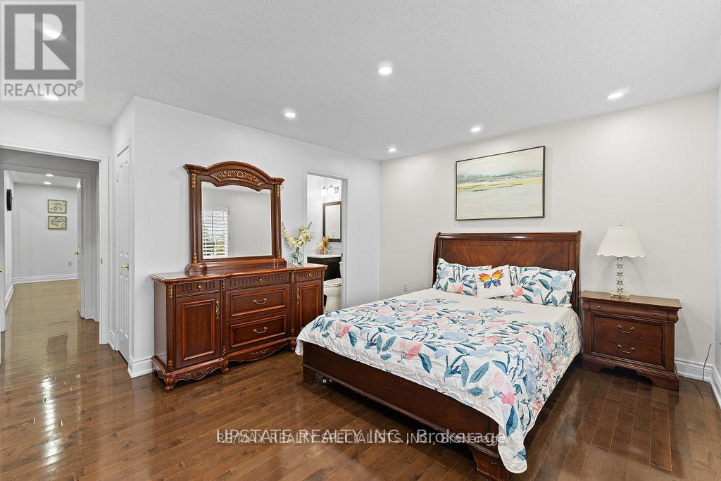 Photo 33 of 104 Treeline Boulevard, Brampton ON