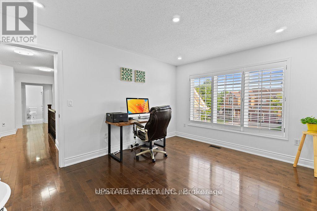 Photo 20 of 104 Treeline Boulevard, Brampton ON