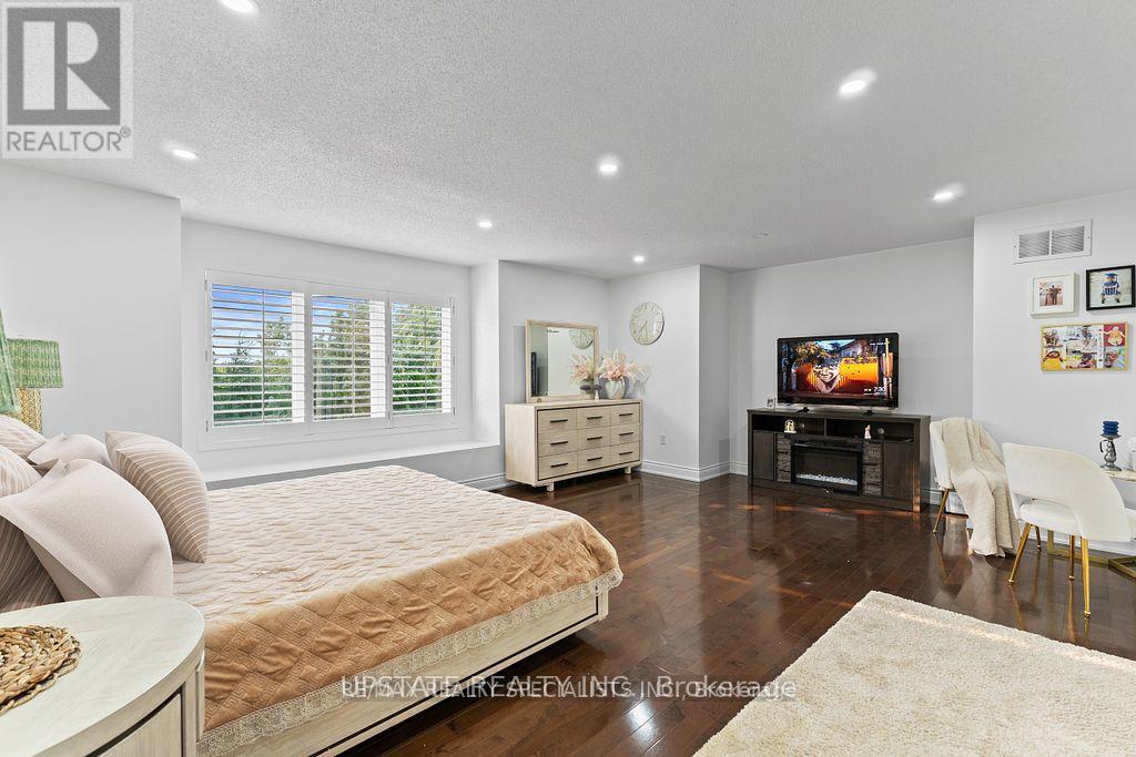 Photo 23 of 104 Treeline Boulevard, Brampton ON