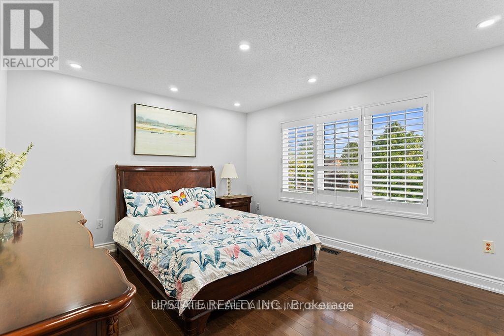 Photo 32 of 104 Treeline Boulevard, Brampton ON