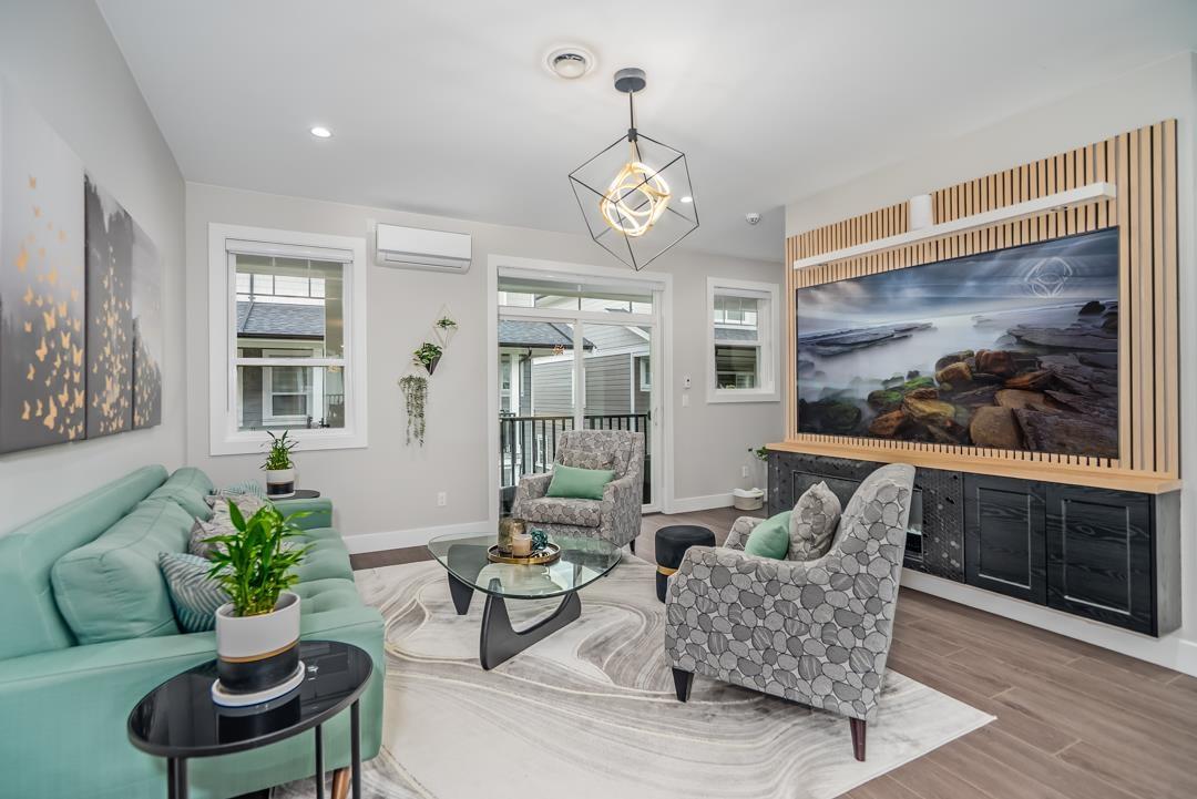 Photo 2 of 11 19501 74 Avenue, Surrey BC