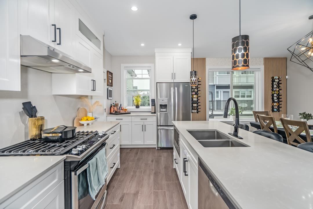 Photo 3 of 11 19501 74 Avenue, Surrey BC