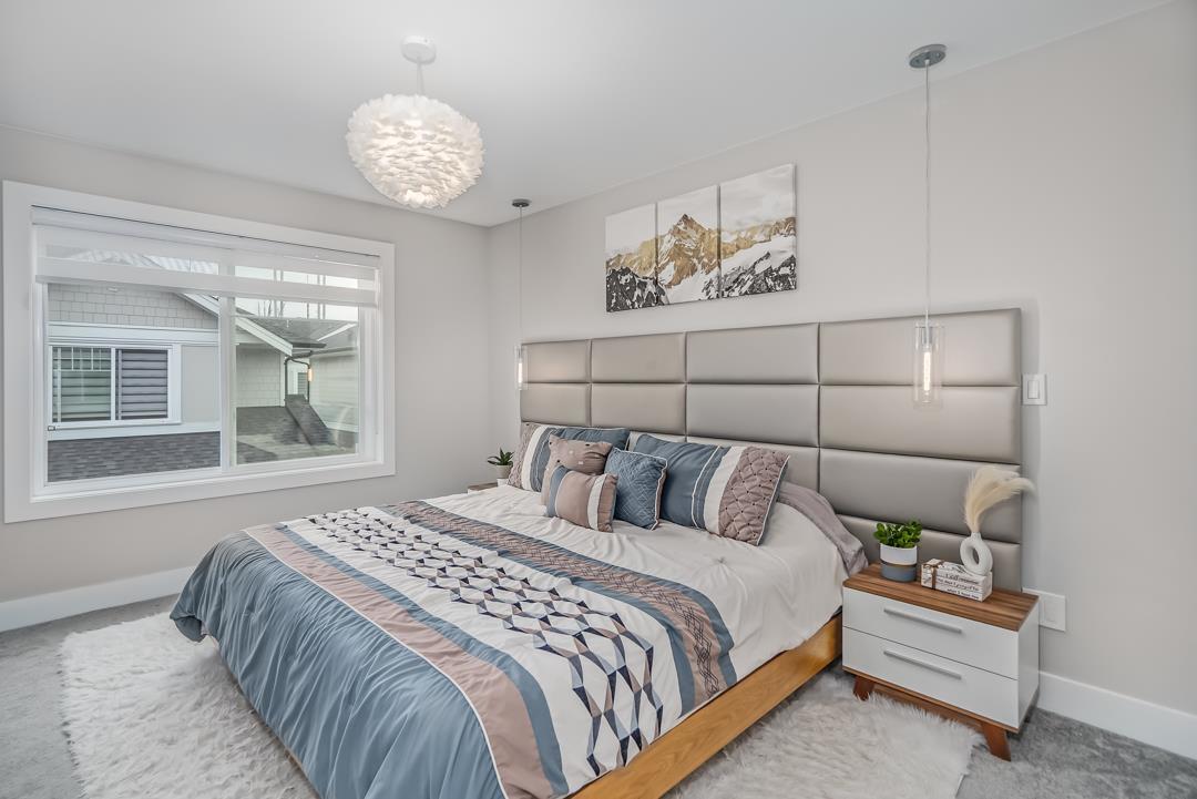 Photo 4 of 11 19501 74 Avenue, Surrey BC