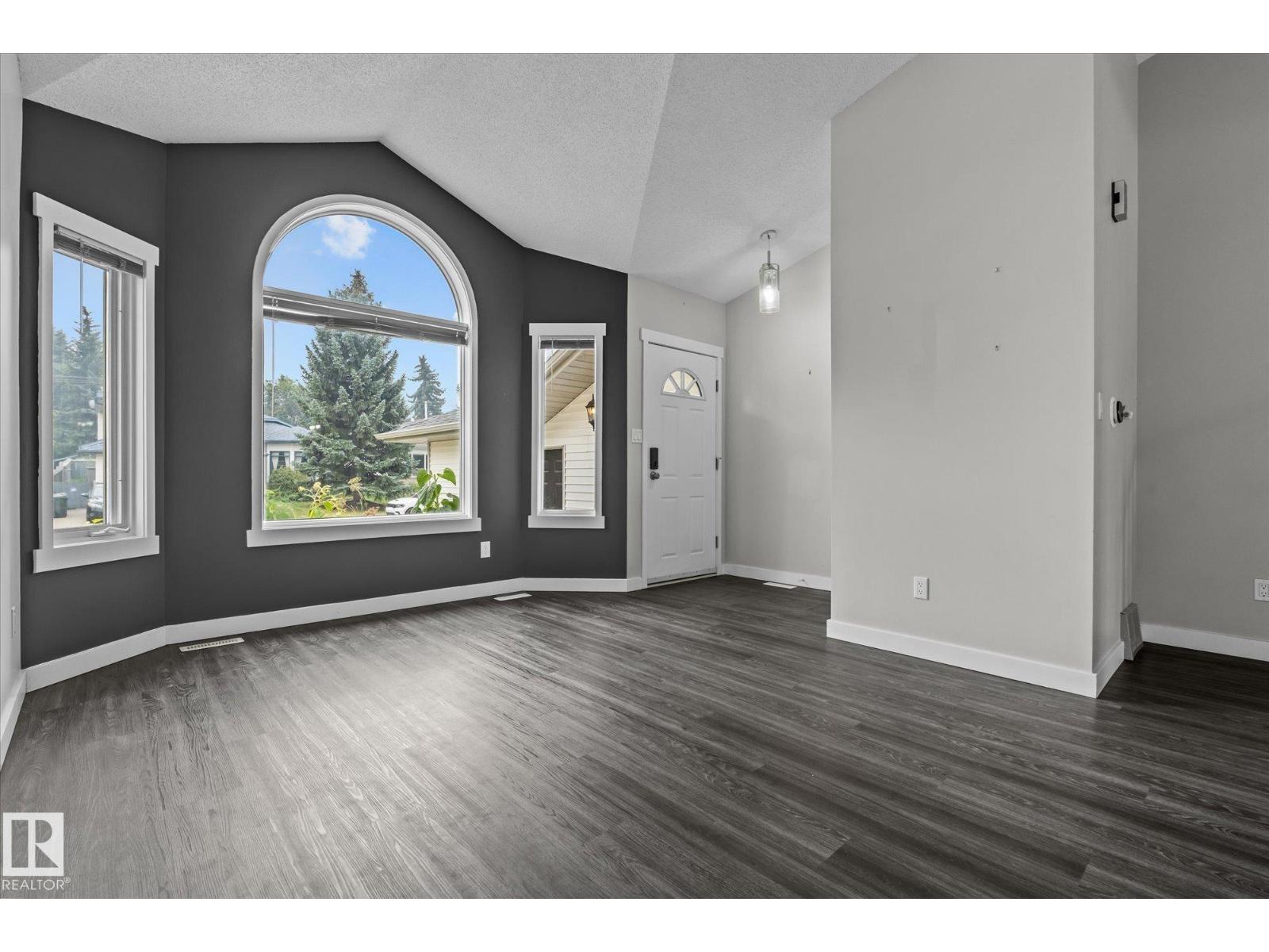 Photo 10 of 79 Woodside Cr, Spruce Grove AB