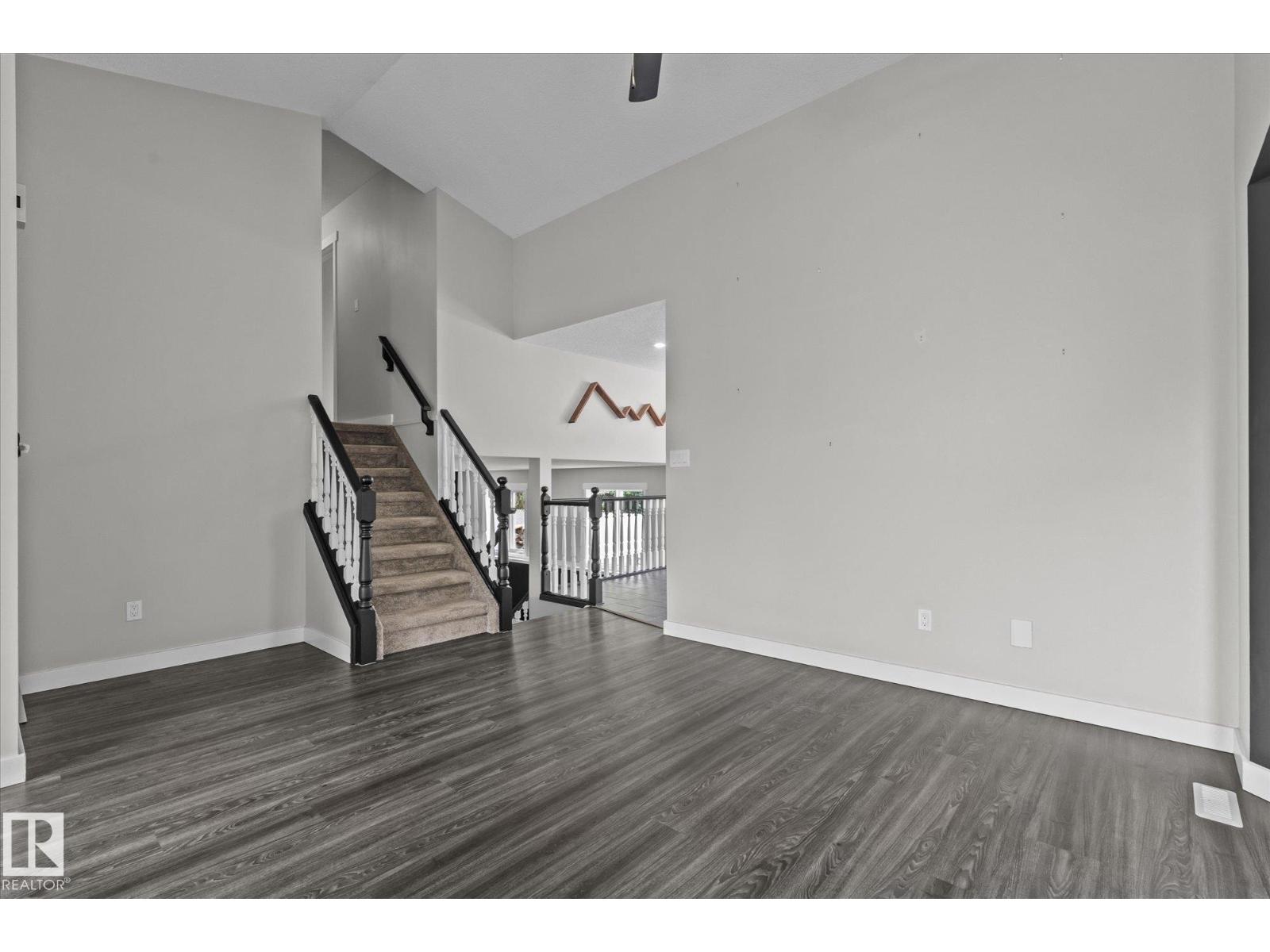 Photo 11 of 79 Woodside Cr, Spruce Grove AB