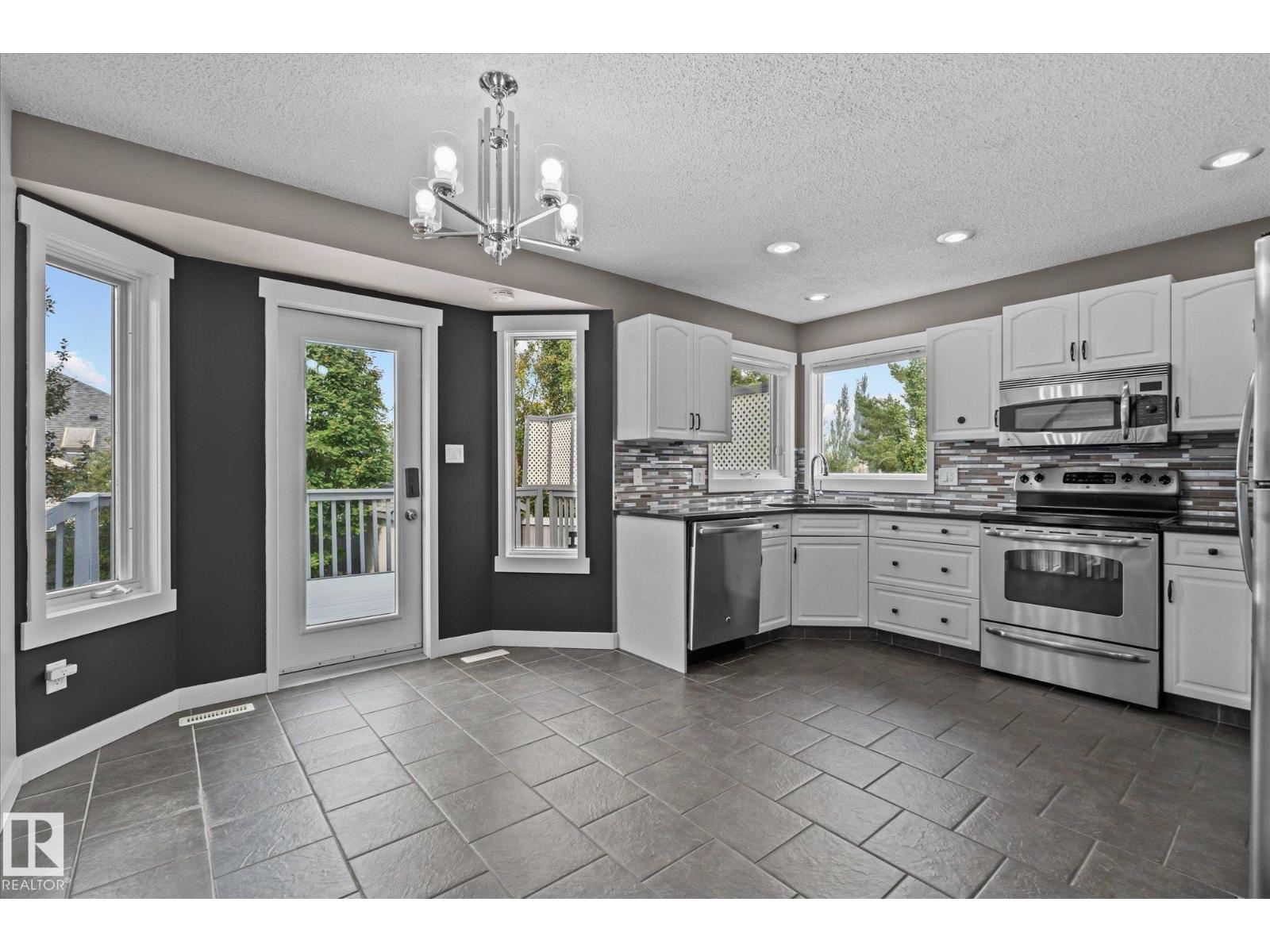 Photo 14 of 79 Woodside Cr, Spruce Grove AB