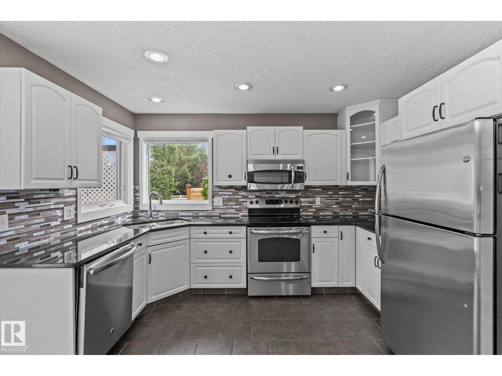 Photo 15 of 79 Woodside Cr, Spruce Grove AB