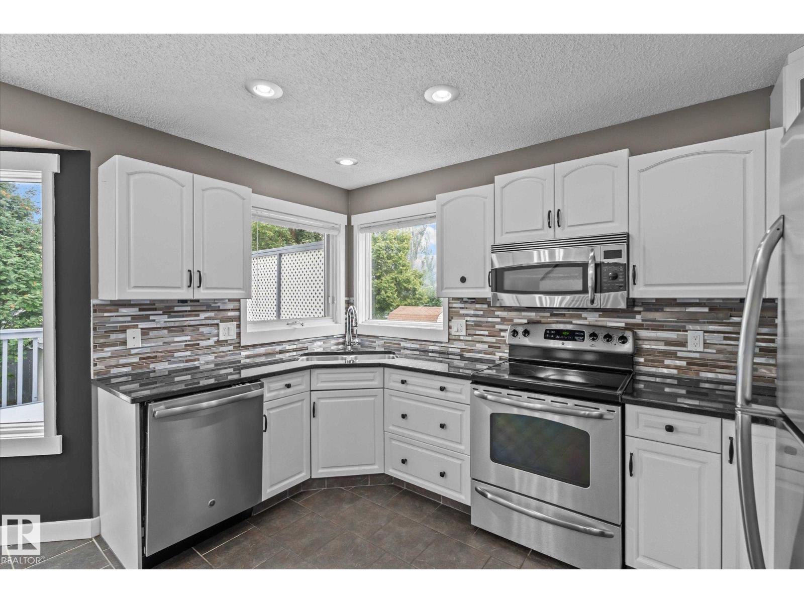 Photo 17 of 79 Woodside Cr, Spruce Grove AB