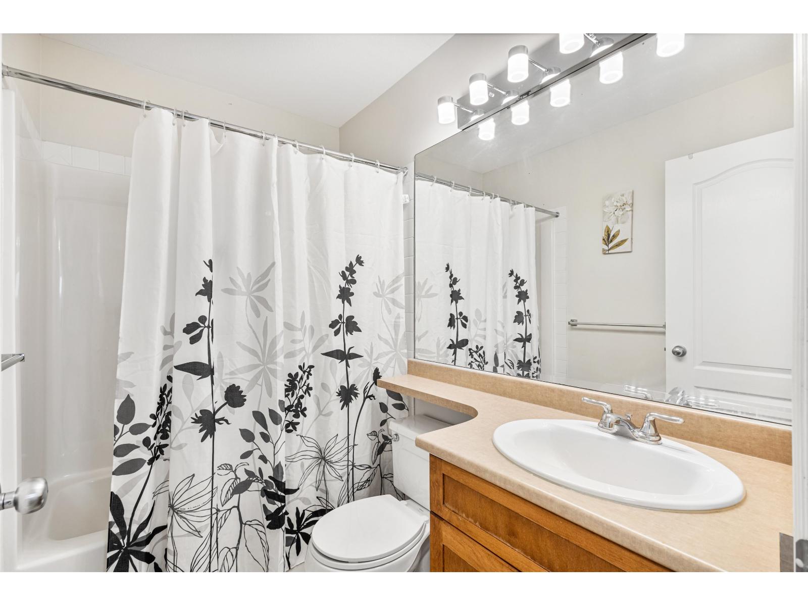 Photo 11 of 25 6588 188 Street, Surrey BC