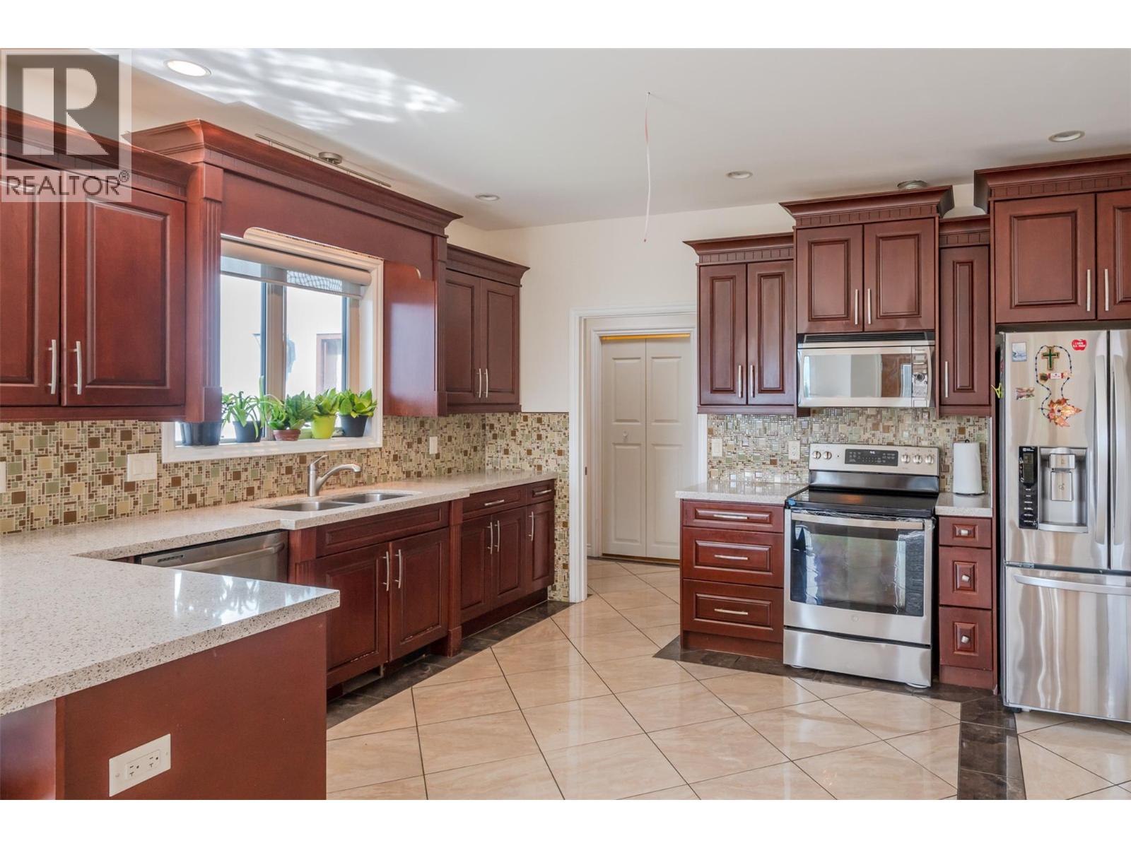 1095 Fairview Road, Oliver