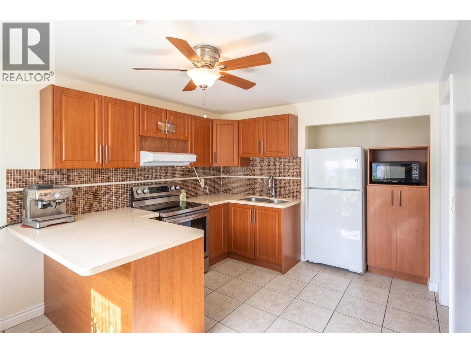 1095 Fairview Road, Oliver