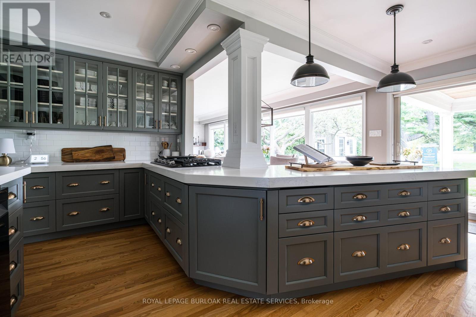 Photo 10 of 724 Kingsway Drive, Burlington ON