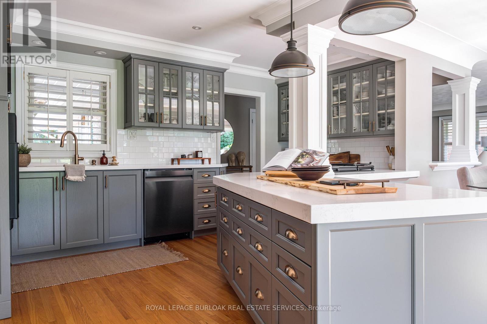 Photo 9 of 724 Kingsway Drive, Burlington ON
